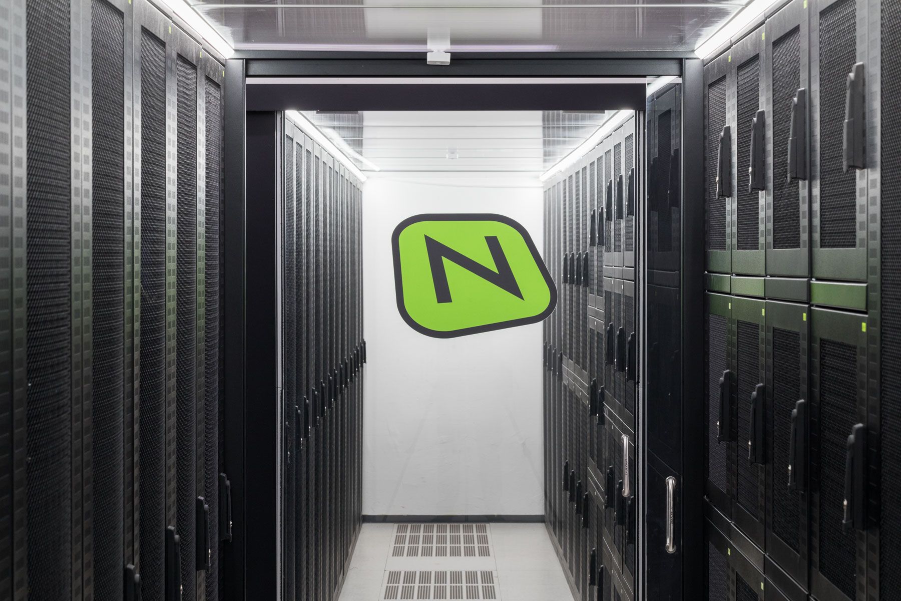 Serverraum im Nessus Rechenzentrum mit Nessus-Logo